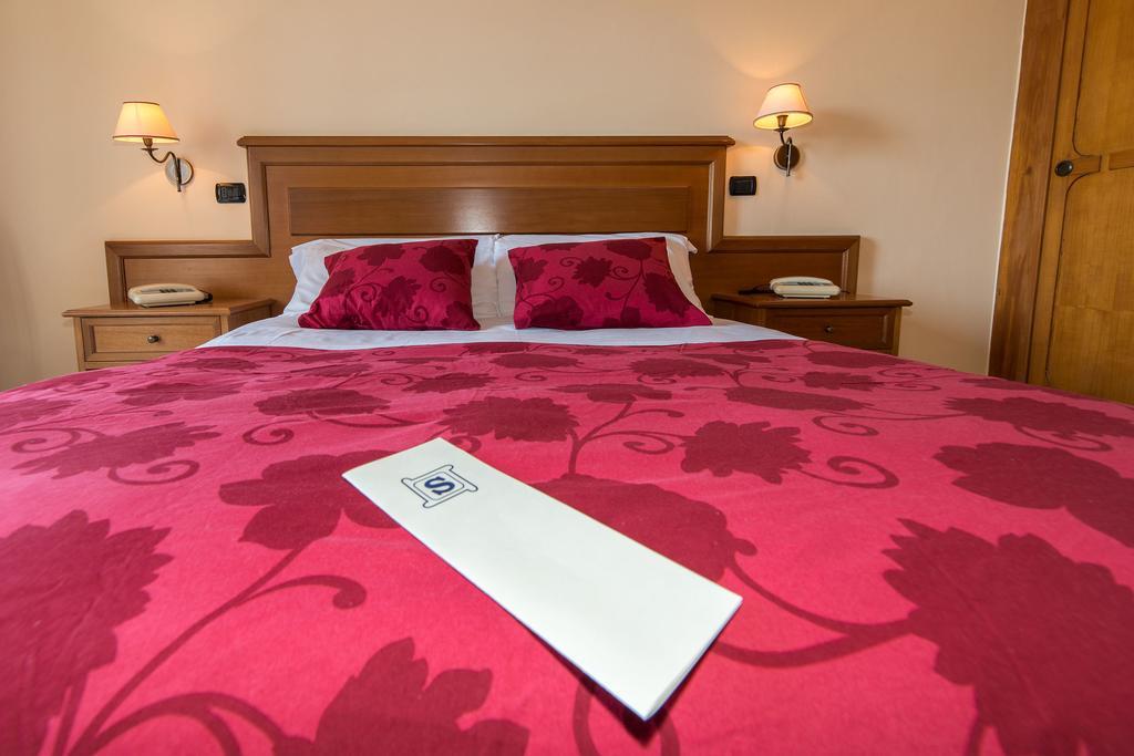 Albergo Scalzone Castel Volturno Buitenkant foto