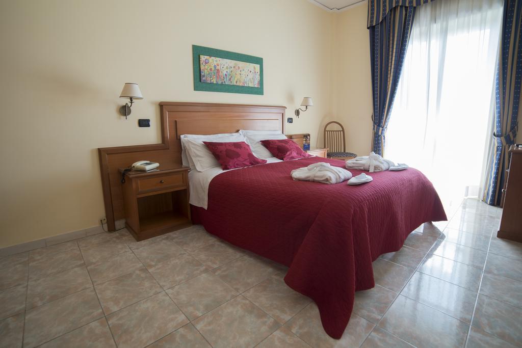 Albergo Scalzone Castel Volturno Buitenkant foto